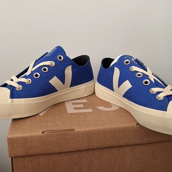 Veja Sneakers - Picture 5 of 9